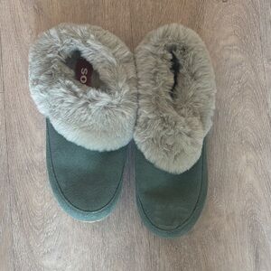 Sorel Women's teal sz 7 worn once  Plush Slippers